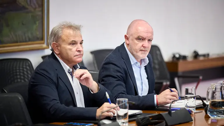 Javier Esparza y Pedro González durante la sesión constitutiva de la comisión de investigación del Parlamento de Navarra sobre las licitaciones y adjudicaciones de obra pública del Gobierno de Navarra. PABLO LASAOSA