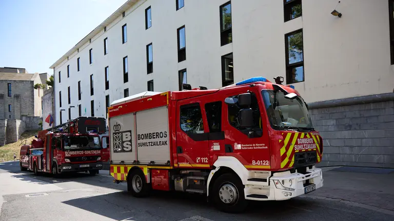 Unos camiones de bomberos estacionados junto al edificio de educación del Gobierno de Navarra. IÑIGO ALZUGARAY