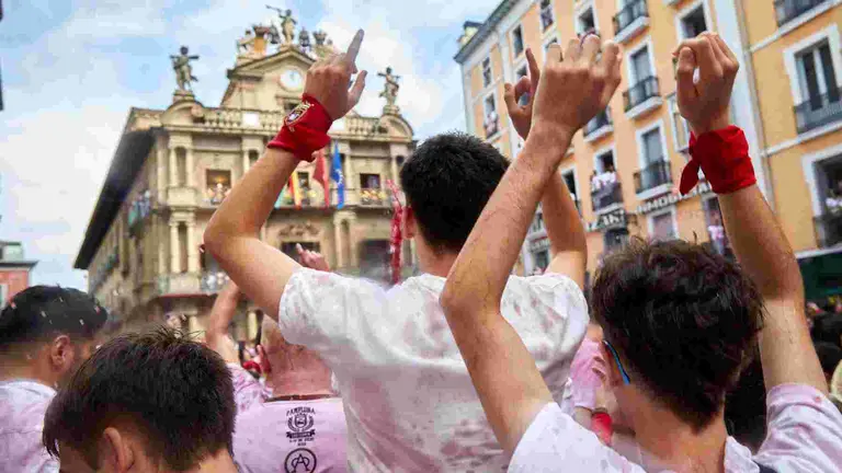 Todos pendientes del cielo para el Chupinazo de San Fermín. ÍÑIGO ALZUGARAY