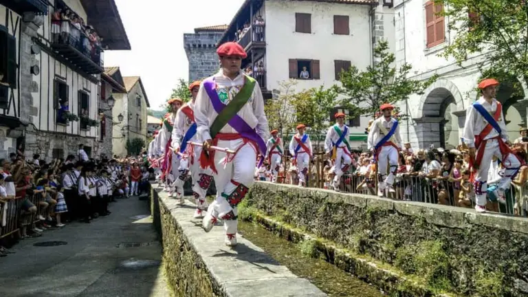 Los ezpatadantzaris de Lesaca. TURISMO BAZTAN BIDASOA
