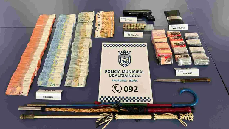 Droga, dinero y armas ilegales decomisadas. POLICÍA MUNICIPAL DE PAMPLONA