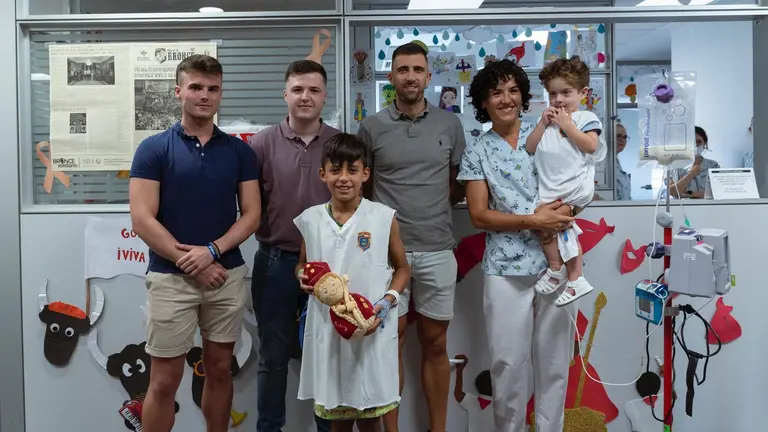 La peña navarra que ha llevado el espíritu de los Sanfermines hasta la planta infantil del hospital. NAVARRABIOMED