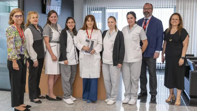 La Dra. María Fernanda Venegas, especialista en Medicina de Familia, recibe el premio rodeada de parte del Comité de Dirección de la Clínica en Madrid y algunas compañeras del hospital. CLÍNICA UNIVERSIDAD DE NAVARRA