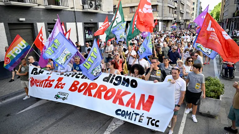 Los conductores de las villavesas de Pamplona se manifiestan en visperas del día del Chupinazo de San Fermín con una huelga indefinida convocada. PABLO LASAOSA