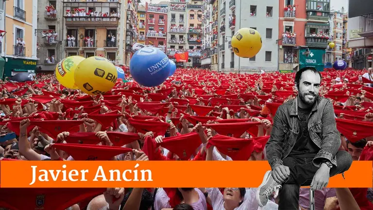 Miles de personas celebran el Chupinazo en la Plaza del Ayuntamiento de Pamplona, con el que se da inicio a las Fiestas de San Fermín 2024. IÑIGO ALZUGARAY