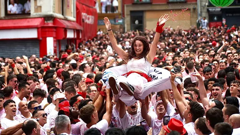La plaza del Ayuntamiento en el Chupinazo de San Fermín. IÑIGO ALZUGARAY