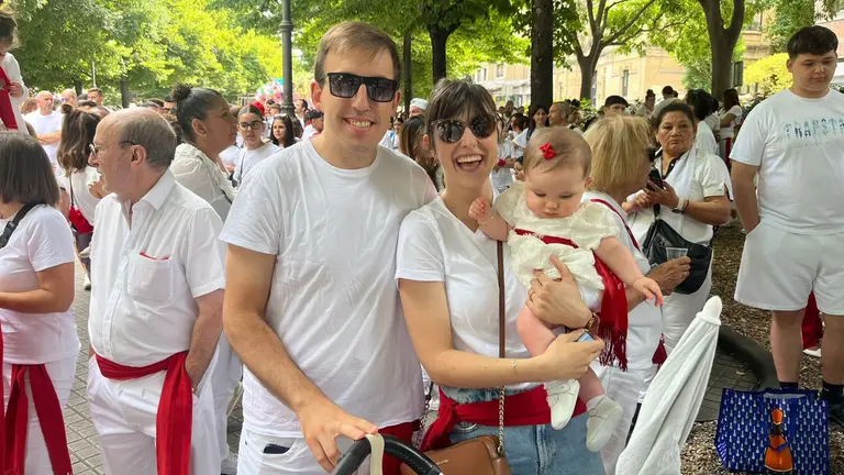 Jon Zabaleta, su mujer Ainhoa Ocaña y su hija Paula Zabaleta, disfrutando de sus primeros Sanfermines. I.Z
