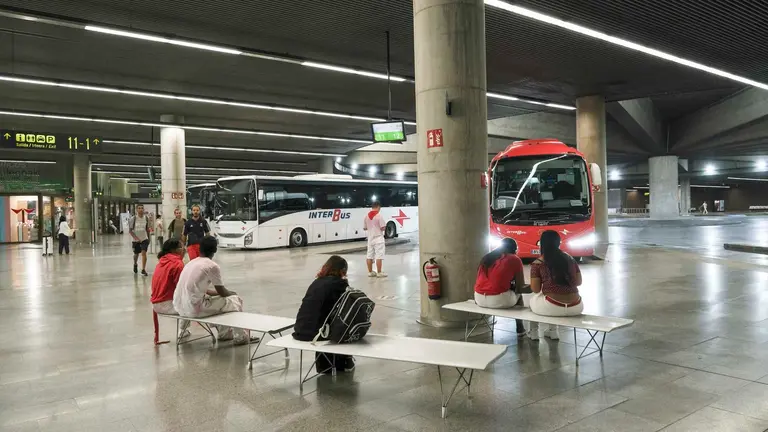 Llegada de viajeros a la estaci&oacute;n de autobuses en San Ferm&iacute;n. Maite H. Mateo_