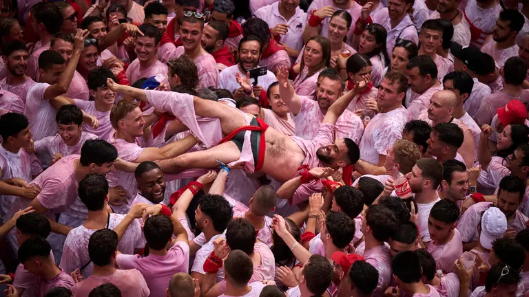 Cuentos de personas disfrutan del chupinazo de las fiestas de San Fermín 2025 en la Plaza del Ayuntamiento de Pamplona. PABLO LASAOSA