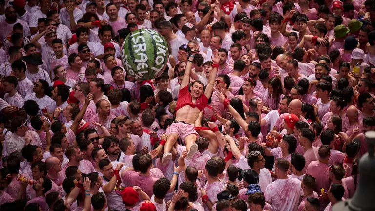 Cuentos de personas disfrutan del chupinazo de las fiestas de San Ferm&iacute;n 2025 en la Plaza del Ayuntamiento de Pamplona. PABLO LASAOSA