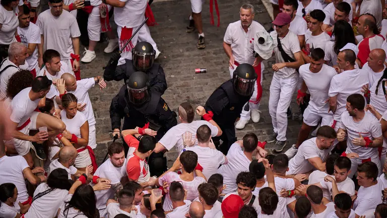 Cuentos de personas disfrutan del chupinazo de las fiestas de San Fermín 2025 en la Plaza del Ayuntamiento de Pamplona. PABLO LASAOSA