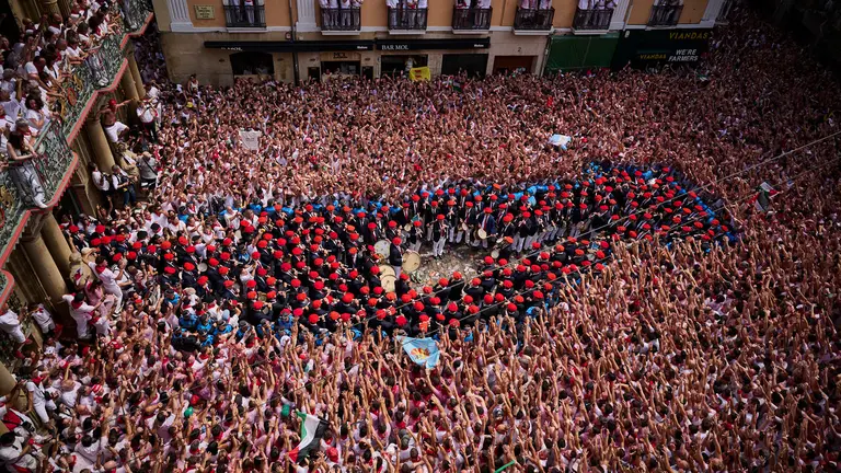 Cuentos de personas disfrutan del chupinazo de las fiestas de San Ferm&iacute;n 2025 en la Plaza del Ayuntamiento de Pamplona. PABLO LASAOSA