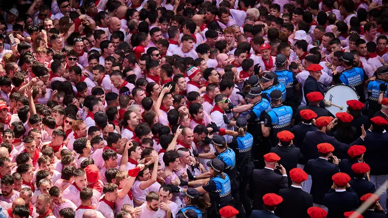 Cuentos de personas disfrutan del chupinazo de las fiestas de San Fermín 2025 en la Plaza del Ayuntamiento de Pamplona. PABLO LASAOSA