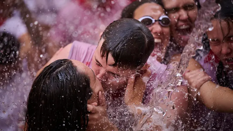 Cuentos de personas disfrutan del chupinazo de las fiestas de San Fermín 2025 en la Plaza del Ayuntamiento de Pamplona. PABLO LASAOSA