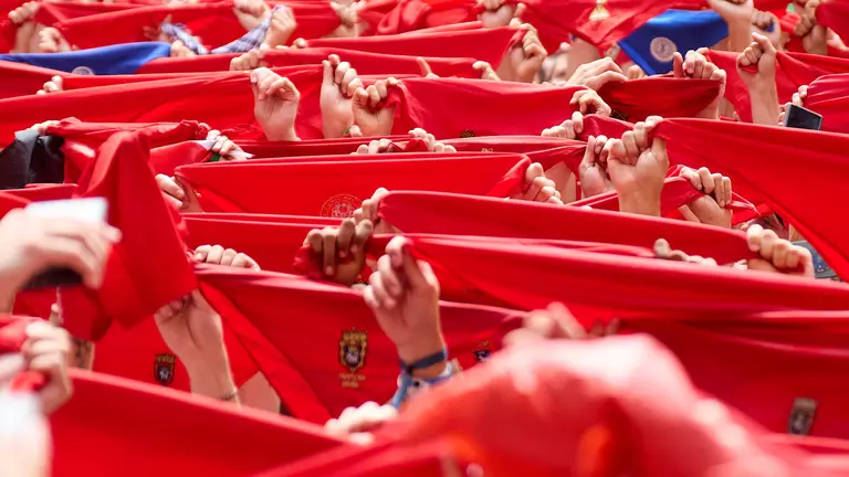 Miles de personas celebran el Chupinazo en la Plaza del Ayuntamiento de Pamplona, con el que se da inicio a las Fiestas de San Fermín 2025. IÑIGO ALZUGARAY
