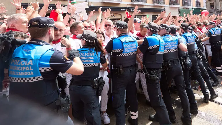 Miles de personas celebran el Chupinazo en la Plaza del Ayuntamiento de Pamplona, con el que se da inicio a las Fiestas de San Fermín 2025. IÑIGO ALZUGARAY