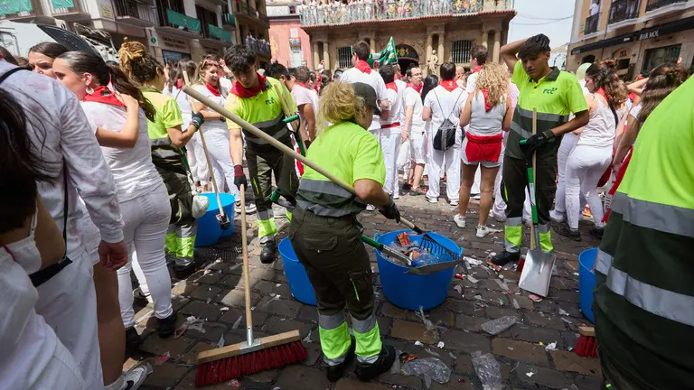 Los servicios de limpieza trabajan por las calles de Pamplona en los momentos posteriores al Chupinazo que ha dado el inicio a las Fiestas de San Fermín 2025. IÑIGO ALZUGARAY