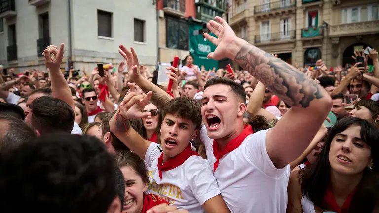 Miles de personas participan en el tradicional Riau Riau desde el Ayuntamiento de Pamplona hasta San Lorenzo durante San Fermín 2025. PABLO LASAOSA