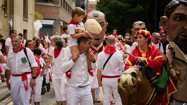 La Comparsa de Gigantes y Cabezudos recorre las calles de Pamplona durante el primer día de San Fermín 2025. PABLO LASAOSA