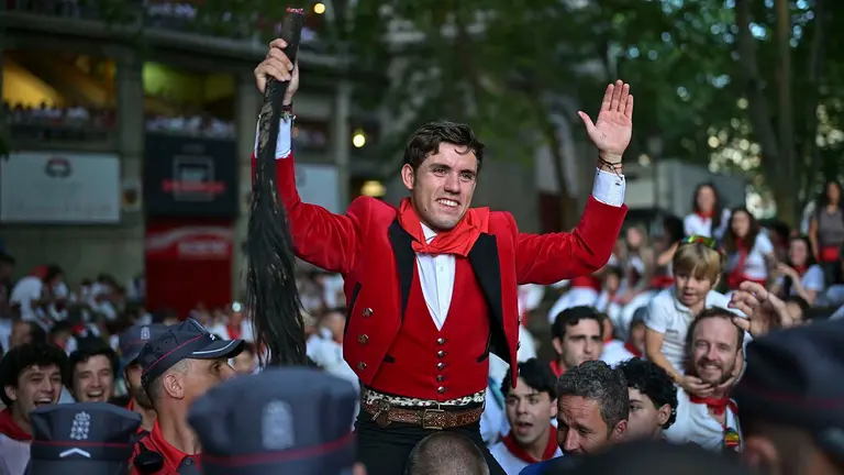 El rejoneador Guillermo Hermoso de Mendoza sale a hombros de la Monumental de Pamplona al cortar dos orejas y el rabo al último toro de la tarde en la segunda de abono de la Feria de Toro de los Sanfermines 2025 con toros de la ganadería salmantina de 'El Capea' y en la que comparte cartel con el rejoneador Roberto Armendáriz y con la rejoneadora francesa Lea Vicens (primera mujer que torea en la Feria del Toro). EFE/ Daniel Fernández