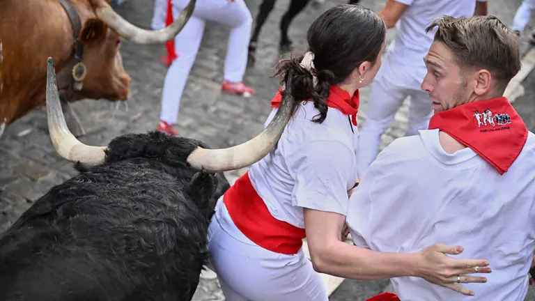 Primer encierro de las fiestas de San Fermín 2025 con toros de Fuente Ymbro en el tramo de Telefónica. PABLO LASAOSA