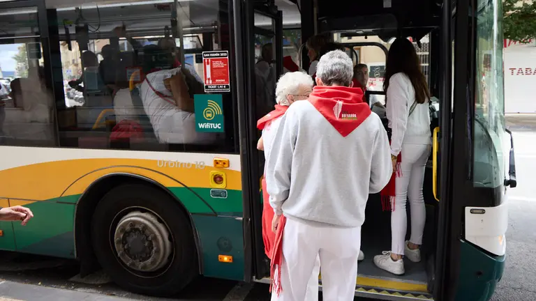 Unas personas suben al autob&uacute;s durante la huelga de villavesas en Sanfermines 2025. I&Ntilde;IGO ALZUGARAY