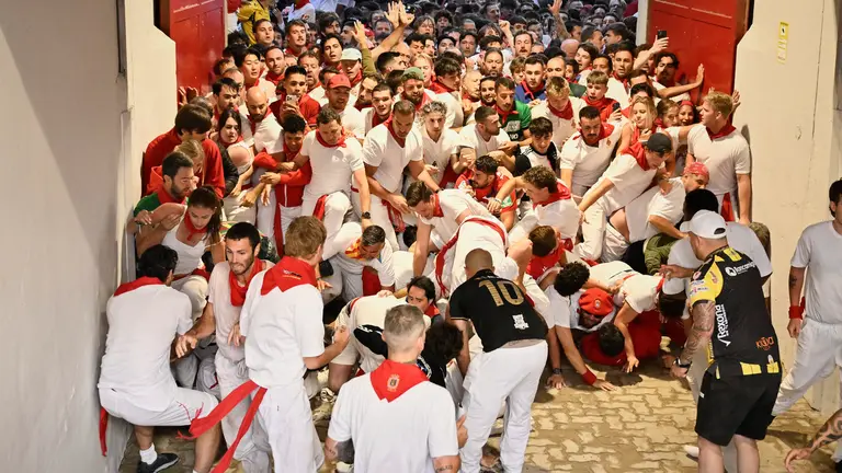 Segundo encierro de las fiestas de San Fermín 2025 con toros de Cebada Gago en el Callejón. PABLO LASAOSA