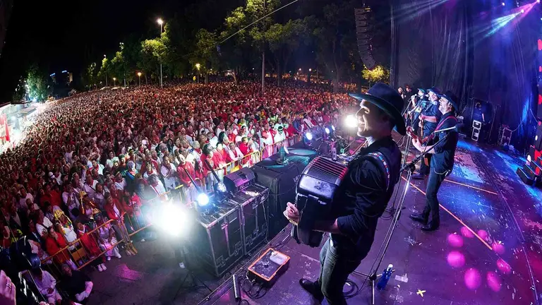 La banda navarra Puro Relajo ofrece un concierto en el marco de los Sanfermines anoche en el Parque de Antoniutti, en Pamplona. EFE/ Daniel Fernández