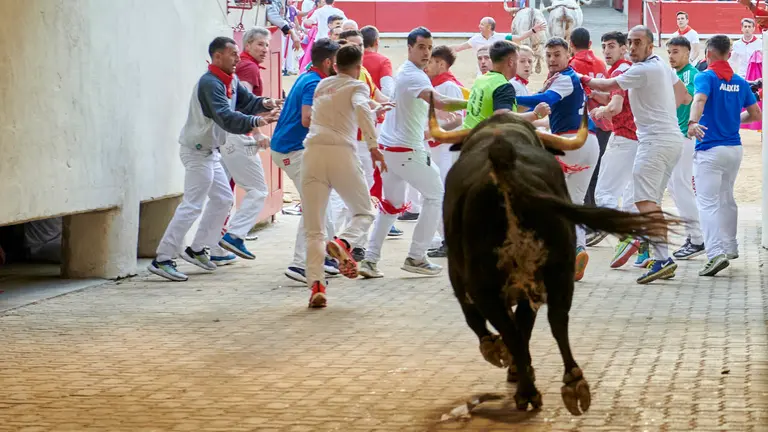 Segundo encierro de San Fermín 2025 con toros de Cebada Gago desde la bajada al callejón en Telefónica. IRANZU LARRASOAÑA