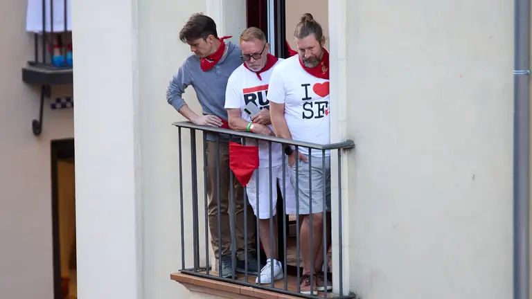 Ambiente en los momentos previos al segundo encierro de San Fermín 2025 con toros de la ganadería de Cebada Gago en el tramo de Mercaderes. IÑIGO ALZUGARAY