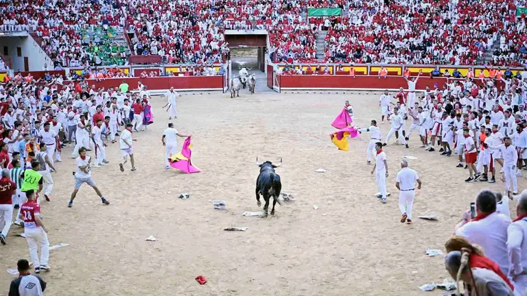 Segundo encierro de las fiestas de San Fermín 2025 con toros de Cebada Gago en el Callejón. PABLO LASAOSA