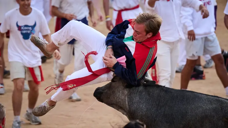 Festejo de vacas en la plaza de toros tras el segundo encierro de San Fermín 2025. PABLO LASAOSA