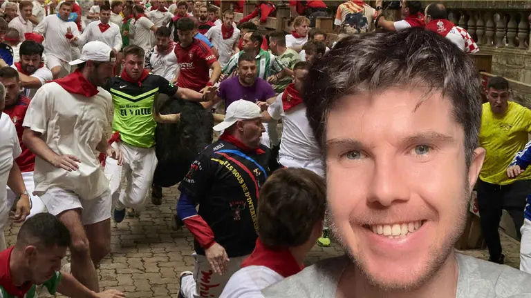 Fotomontaje con una imagen del tiktoker @felixpsicoactualidad sobre otra del encierro de San Fermín. NAVARRA.COM