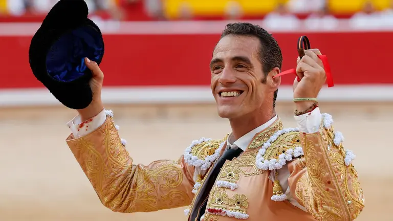 El torero Pepe Moral cortó una orja a su segundo de la tarde en la tercera de abono de la Feria de Toro de los Sanfermines 2025 con toros de la ganadería gaditana de Cebada Gago y en la que comparte cartel con los diestros Antonio Ferrera y Román. EFE/ Villar López