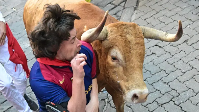 Tercer encierro de San Fermín 2025 el día 9 de julio con toros de Álvaro Núñez en Telefónica. EFE - DANIEL FERNÁNDEZ