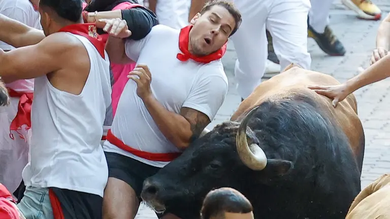 Tercer encierro de San Fermín 2025 el día 9 de julio con toros de Álvaro Núñez en la bajada al callejón. EFE - VILLAR LÓPEZ