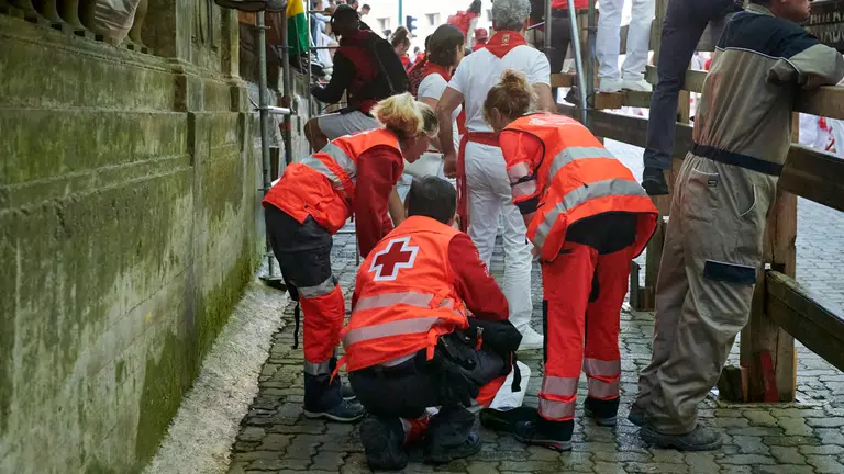 Tercer encierro de San Fermín 2025 con toros de Álvaro Nuñez en la bajada del callejón en Telefónica. IRANZU LARRASOAÑA