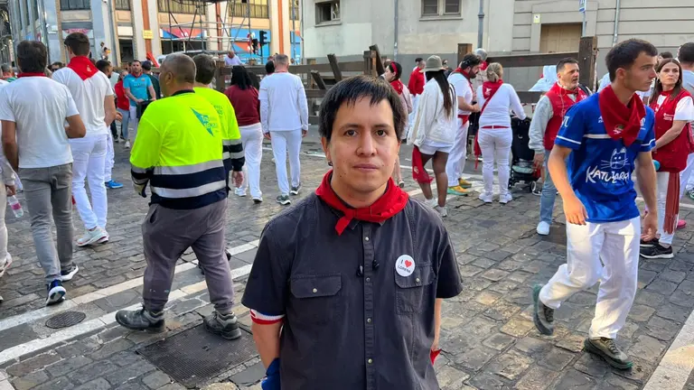 Patricio Nicolás, el hombre que ha perdido un trozo de diente en el tercer encierro de San Fermín. I.Z