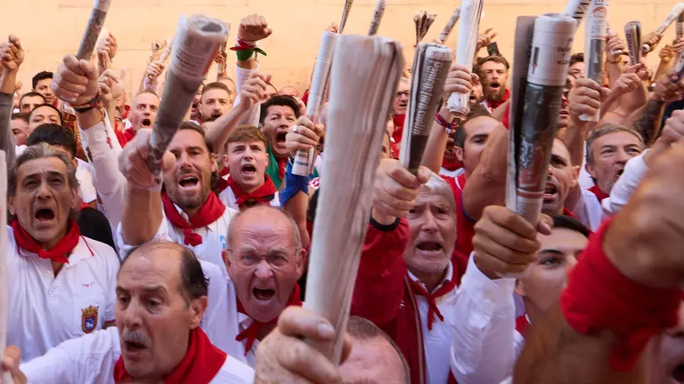 Momentos previos al tercer encierro de San Fermín 2025 con toros de Álvaro Núñez en el tramo de la cuesta de Santo Domingo. IÑIGO ALZUGARAY