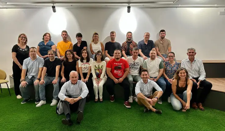 Albañiles Digitales responde a la falta de talento local con una
fórmula eficaz: formación práctica, acompañamiento humano y empleabilidad real. CEDIDA