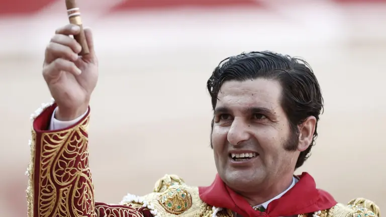 El torero Morante de la Puebla durante la vuelta al ruedo a la Monumental de Pamplona tras cortar una oreja a su segundo toro de la tarde en la quinta de abono de la Feria de Toro de los Sanfermines 2025 con toros de la ganadería gaditana de Alvaro Núñez y en la que comparte cartel con los diestros Andrés Roca Rey y Tomás Rufo. EFE/Jesús Diges