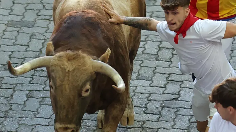 Cuarto encierro de San Fermín 2025 el día 10 de julio con toros de Victoriano del Río en la bajada al callejón. EFE - J.P. URDIROZ