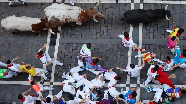 Cuarto encierro de San Fermín 2025 el día 10 de julio con toros de Victoriano del Río en Estafeta. EFE - VILLAR LÓPEZ (16)