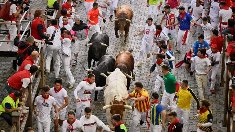 Cuarto encierro de San Fermín 2025 con toros de Victoriano del Río en la bajada del callejón. PABLO LASAOSA