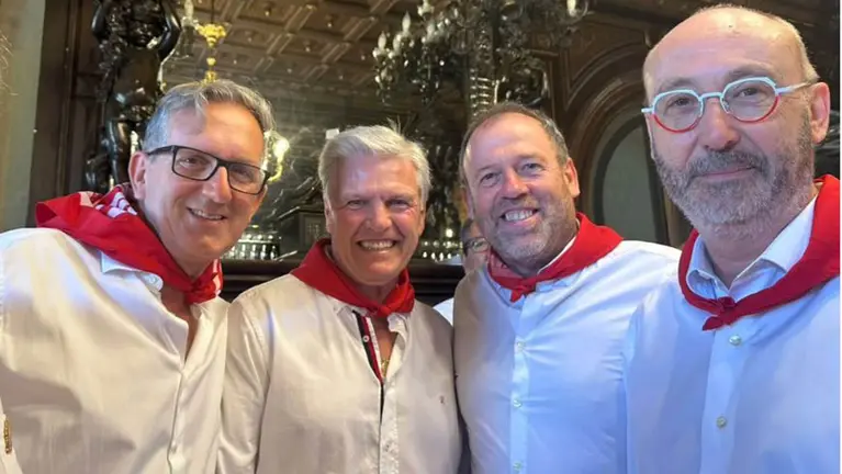 Juan Antonio Ruiz 'Espartaco, segundo por la izquierda, junto a varios amigos en el Nuevo Casino Principal de Pamplona. INSTAGRAM.