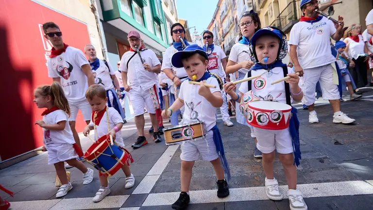 Struendo de Iruña Txiki por las calles de Pamplona durante las Fiestas de San Fermín 2025. IÑIGO ALZUGARAY