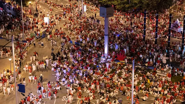 Miles de personas acuden a ver los fuegos artificiales en San Fermín. Maite H. Mateo.-01