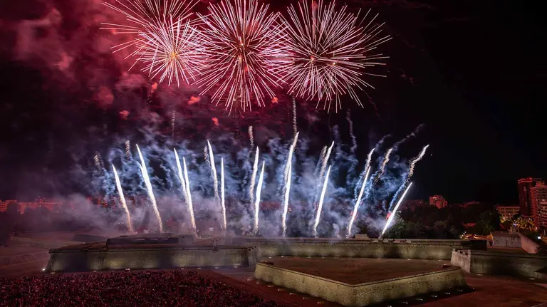 Miles de personas acuden a ver los fuegos artificiales en San Fermín. Maite H. Mateo.-13