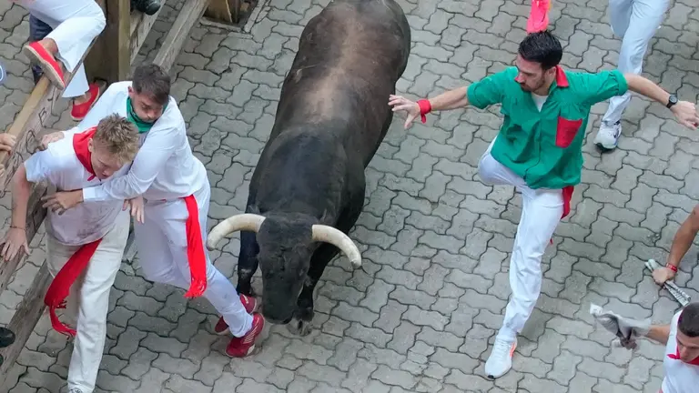 Quinto encierro de San Fermín 2025 el día 11 de julio con toros de Jandilla en la bajada al callejón. EFE - AINHOA TEJERINA