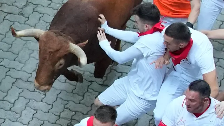 Quinto encierro de San Fermín 2025 el día 11 de julio con toros de Jandilla en la bajada al callejón. EFE - AINHOA TEJERINA